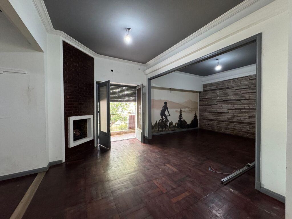 Living renovado de una propiedad en venta